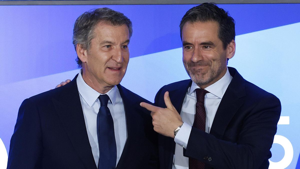 Alberto Núñez-Feijóo junto a Borja Sémper, durante un desayuno informativo organizado por Fórum Europa, en Madrid.