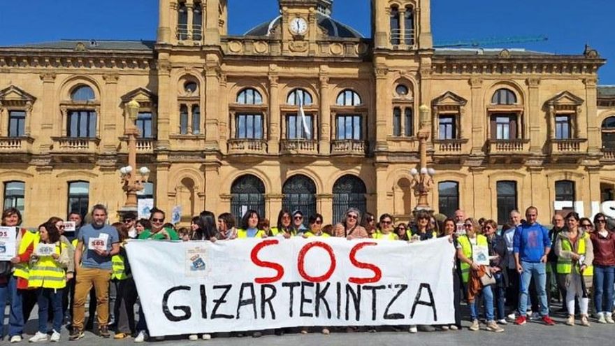 Trabajadoras en huelga por un "colapso" en los servicios sociales de Donostia: "No podemos atender con calidad"