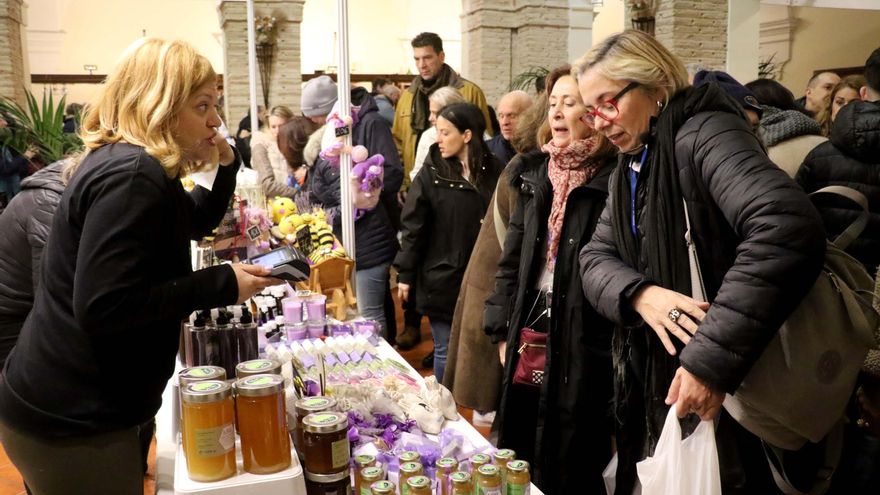 Éxito de público y ventas en la Feria Apícola de Pastrana pese a la lluvia y a la nieve