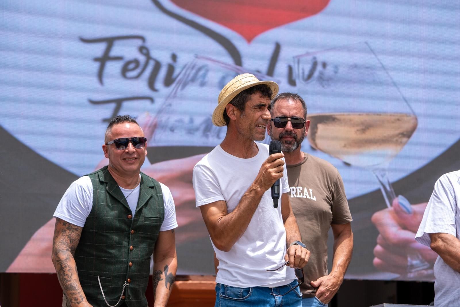 El artista y activista Gustavo Díaz presenta ‘Cuéntame a qué sabe’, una canción que pone voz al paisaje, la cultura y la tradición vitivinícola de Fuencaliente.