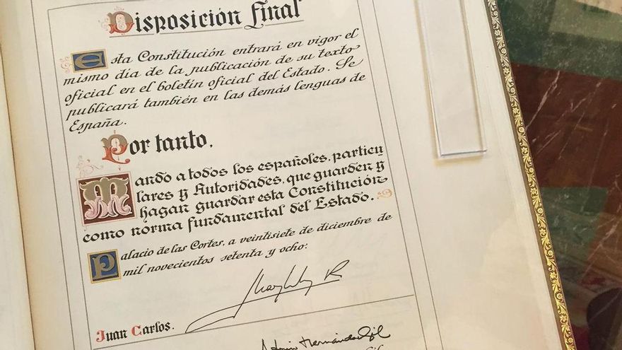 Ejemplar de la Constitución de 1978 firmado por el rey Juan Carlos I