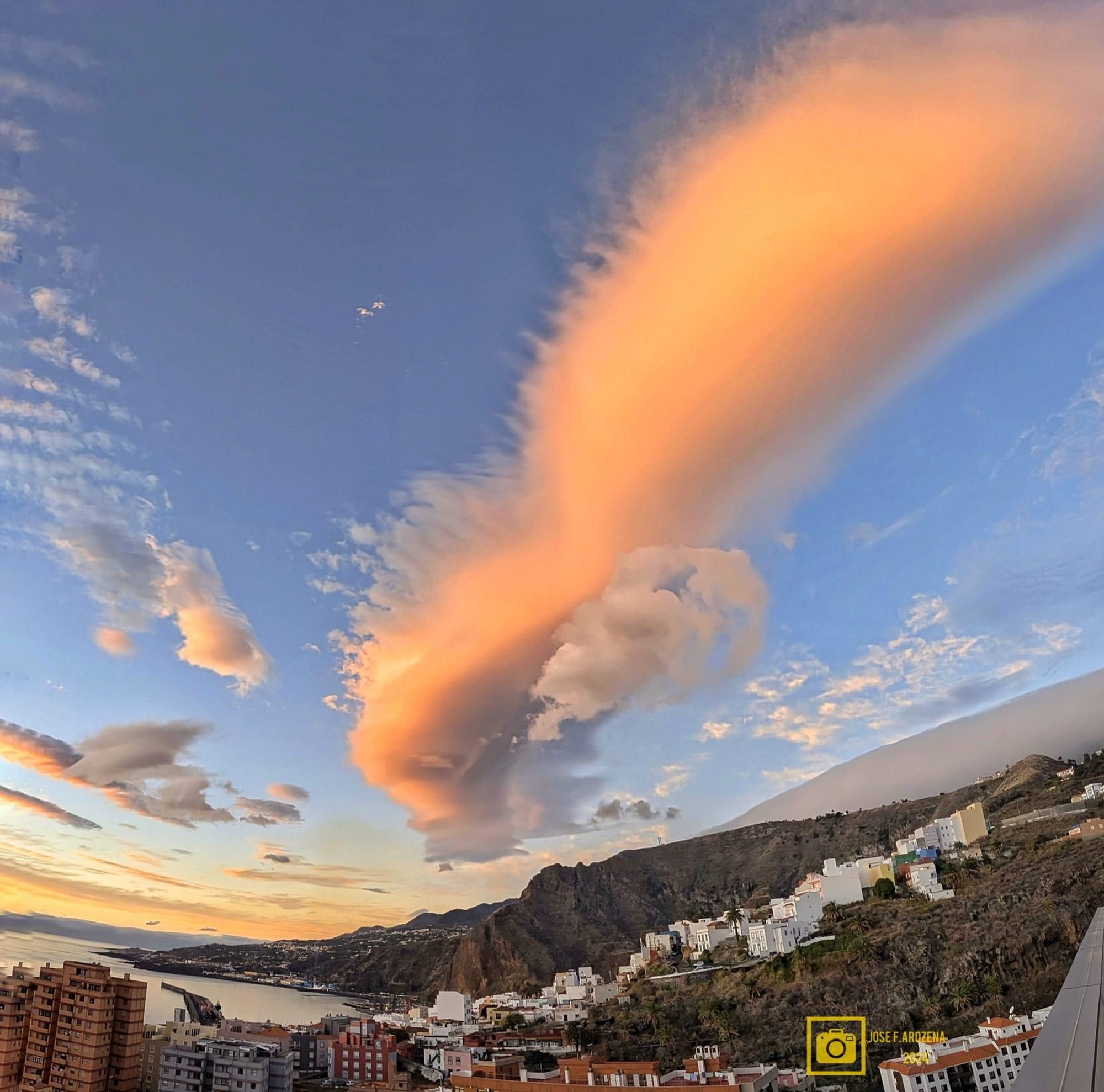 El este de La Palma ha amanecido con llamativas nubes lenticulares.
