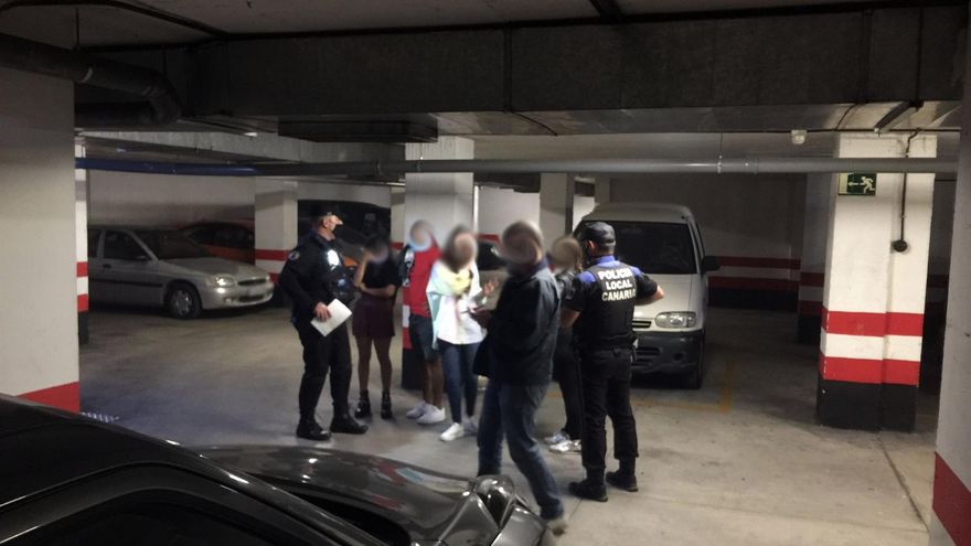 Policías locales de Las Palmas de Gran Canaria, desalojando el botellón detectado en un garaje
