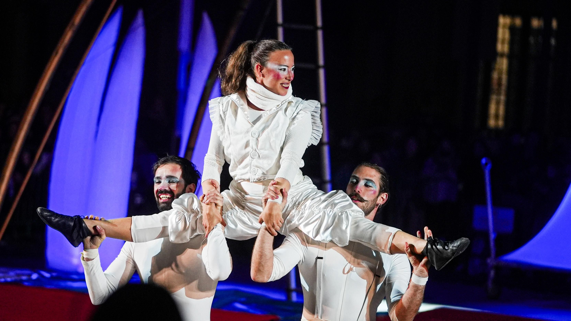 Espectáculo de acrobacias en la Corredera