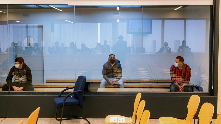 Los acusados Mohamed Houli Chemial (i) Driss Oukabir (c) y Said Ben Iazza (d) durante el juicio. EFE/ Fernando Villar/Archivo
