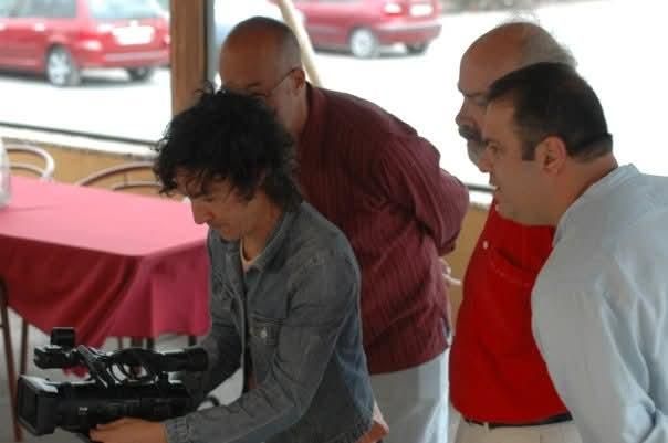 Alejandro Ramos, en  la grabación del vídeoclip  de Mazurka, con José Antonio Ramos y Totoyo Millares.