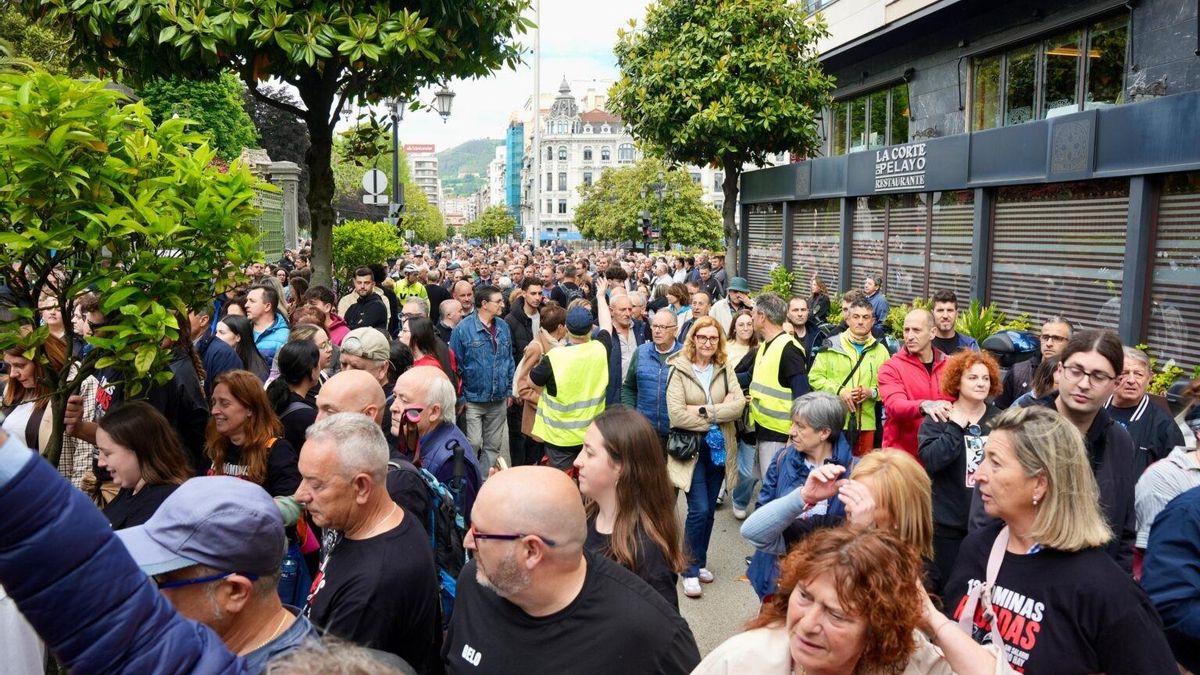 Numerosas personas se concentraron ante la sede del Parlamento asturiano para mostrar su apoyo a los trabajadores de MInas Miura. Entre los asistentes estaban dirigentes del PSOE de León.