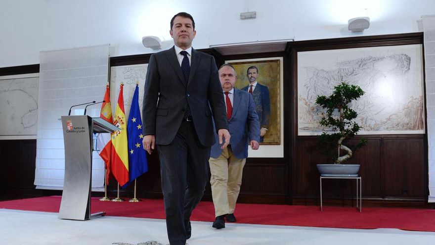 Mañueco se mete en un callejón sin salida: asfixiado por Vox un año después de romper el pacto con Ciudadanos