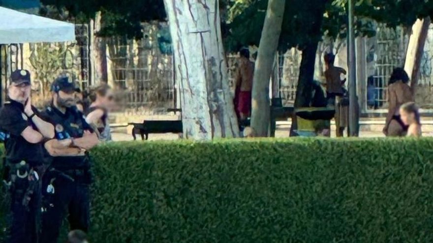 Hasta cuatro policías locales y dos vehículos en las piscinas municipales de Las Norias para garantizar la seguridad