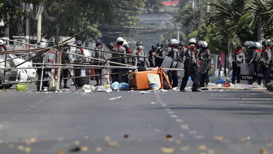 La represión en Birmania deja al menos tres muertos en el día más sangriento