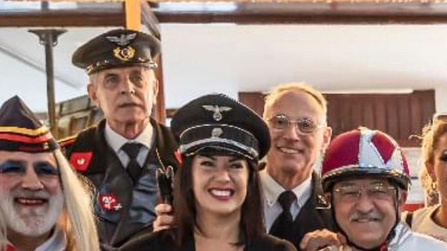 La concejala tránsfuga de Santa Cruz de Tenerife luce distintivos nazis en el Carnaval de la ciudad