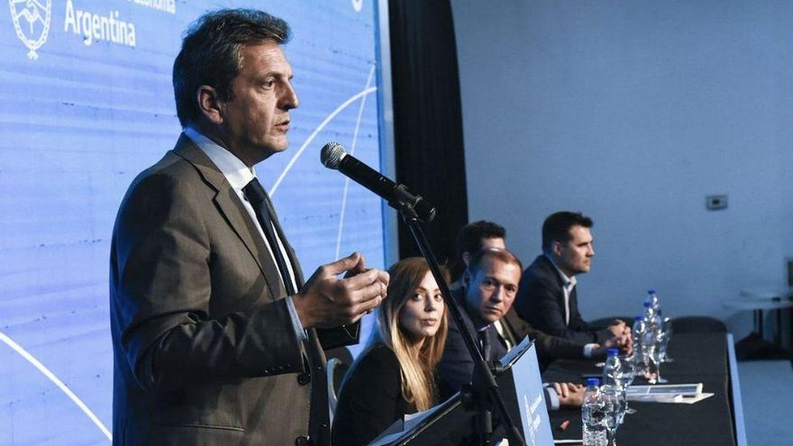 Massa apuesta a que el país pase de paria a estrella de la energía, con más subas de tarifas