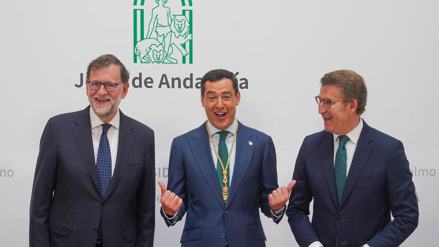 El presidente andaluz, Juan Manuel Moreno, entre Mariano Rajoy y Alberto Núñez Feijóo