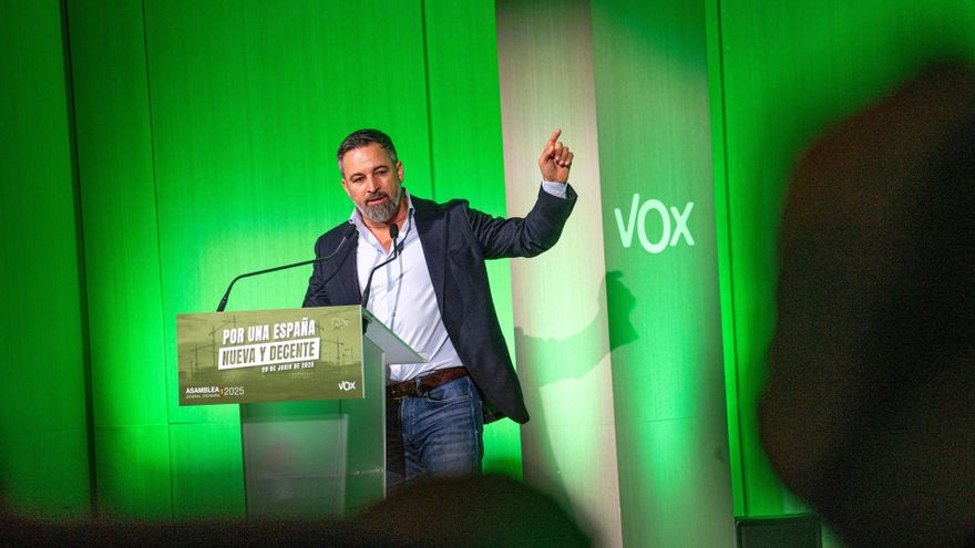 El líder de Vox, Santiago Abascal, interviene durante la presentación del programa económico y de vivienda de Vox, en el Auditorio Mutua Madrileña, a 29 de junio de 2025, en Madrid (España).