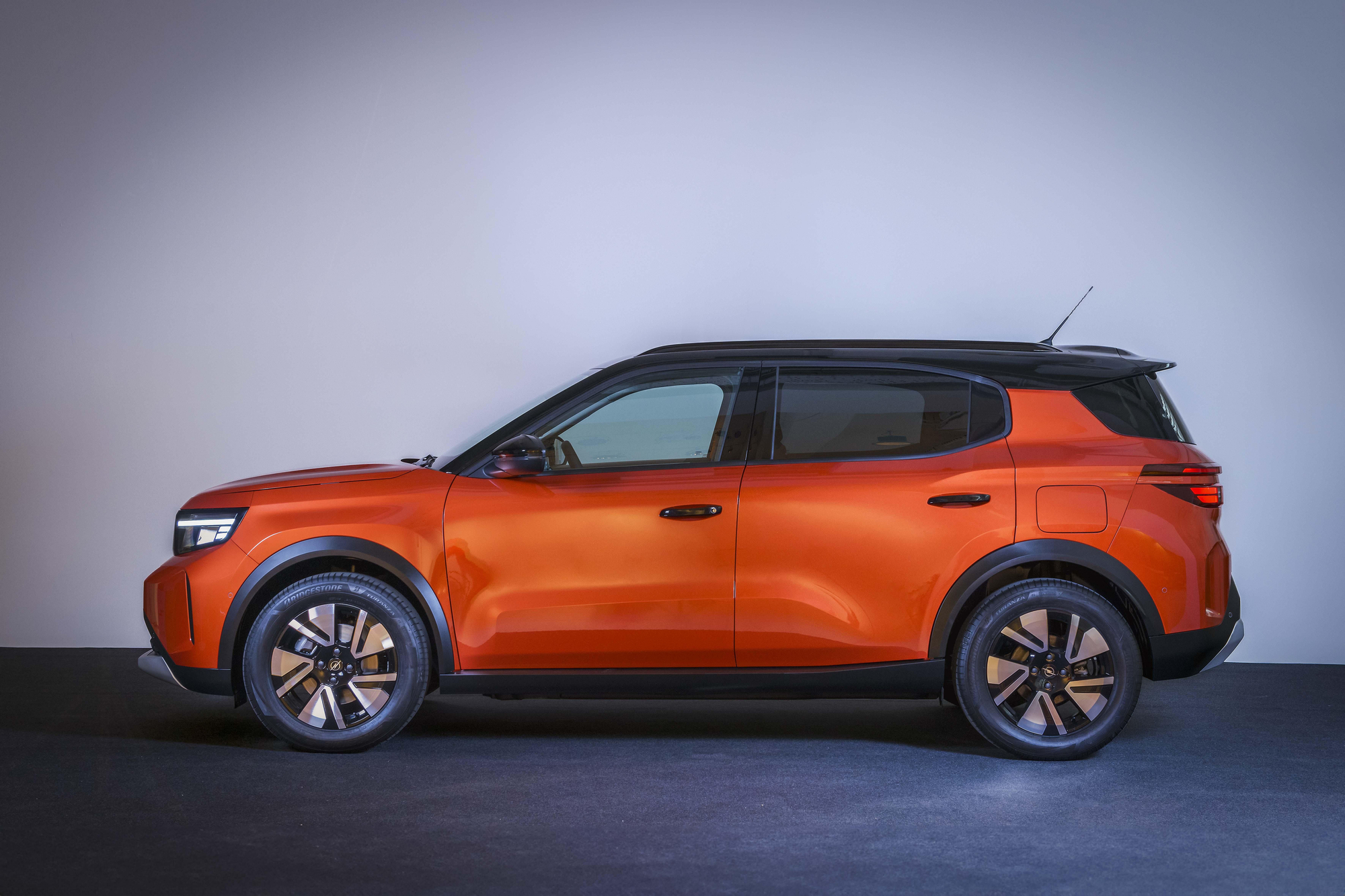 Vista lateral del Opel Frontera, un SUV de 4,38 metros de largo.