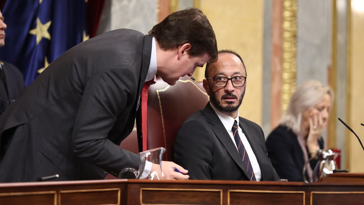 El secretario general del Congreso, Fernando Galindo, hablando con el vicepresidente primeroo, Alfonso Rodríguez Gómez de Celis (d), durante una sesión plenaria