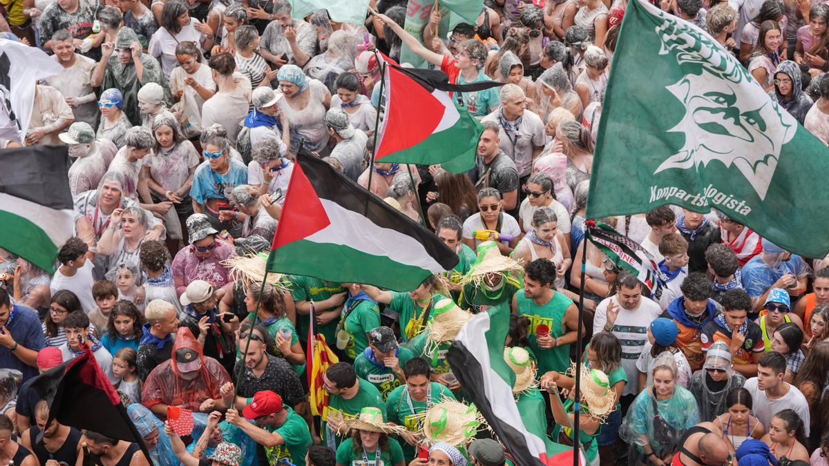 Banderas palestinas entre el público de la plaza del Arriaga.