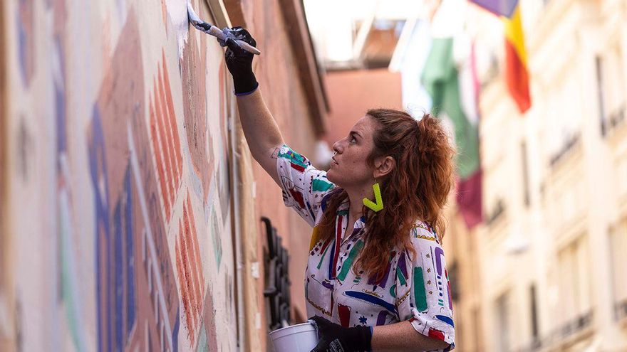 Virginia Filardi trabaja en el mural en el Teatro Góngora