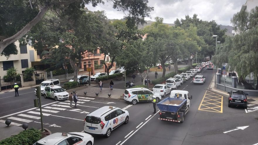 Una caravana de taxistas en plena Rambla de Santa Cruz exige la reducción de licencias y más ayudas al sector