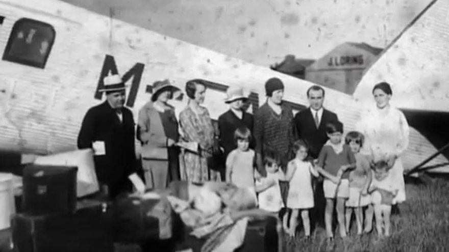 Toda la familia Loring tras un viaje en un avión de la empresa de Jorge Loring, padre de Mercedes