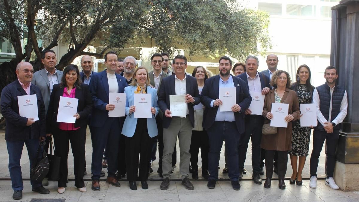 La ILP fue presentada en las Corts el pasado mes de abril con más de 11.000 firmas.