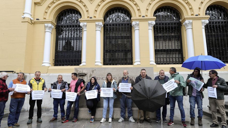 Un grupo de ganaderos se encadena ante la sede del Gobierno de Asturias para exigir más control del lobo