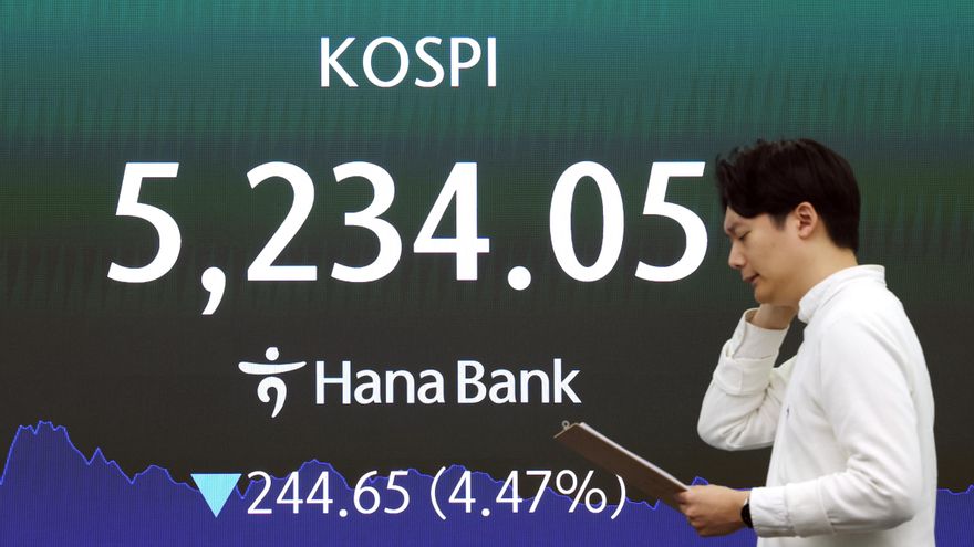 SEÚL (Corea del Sur), 02/04/2026.- Una pantalla de datos financieros muestra que el índice bursátil de referencia Korea Composite Stock Price Index (KOSPI) cayó 244,65 puntos, o un 4,47%, para cerrar en 5.234,05, en la sala de operaciones de Hana Bank, en Seúl. EFE/EPA/YONHAP SOUTH KOREA OUT