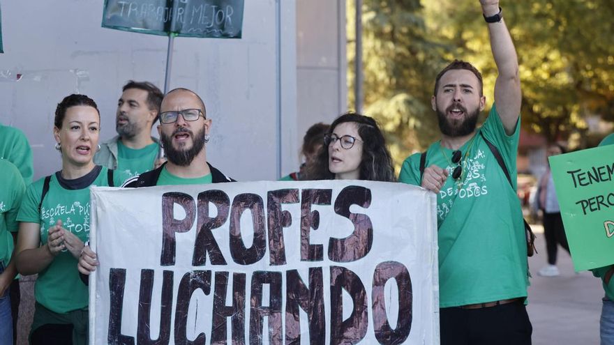 Arranca una huelga histórica en la educación madrileña que aumenta la presión sobre Ayuso