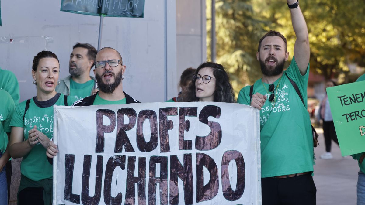 El personal docente del colegio público Palomeras Bajas se manifiesta este miércoles con motivo de la huelga indefinida.