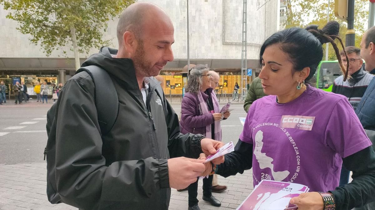 Sindicalistas de CCOO repartiendo información sobre el 25N