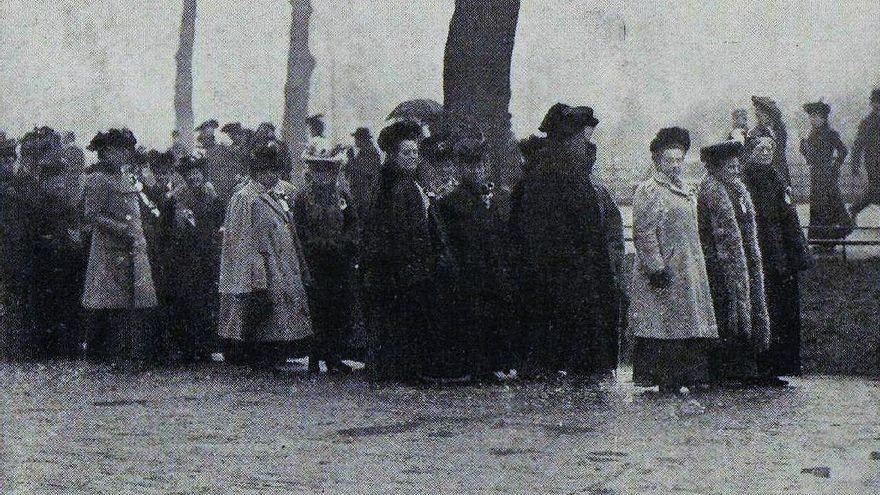 Empapadas y cubiertas de barro, miles de mujeres marcharon en Londres e hicieron historia para reivindicar su derecho al voto