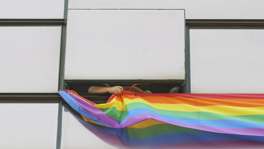 Vox amenaza con meter al servicio de seguridad de las Cortes de Castilla y León en despachos del PSOE para quitar la bandera LGTBI