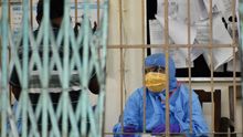 Personal sanitario atiende a un paciente con coronavirus en el hospital Beleghata en Calcuta (India)