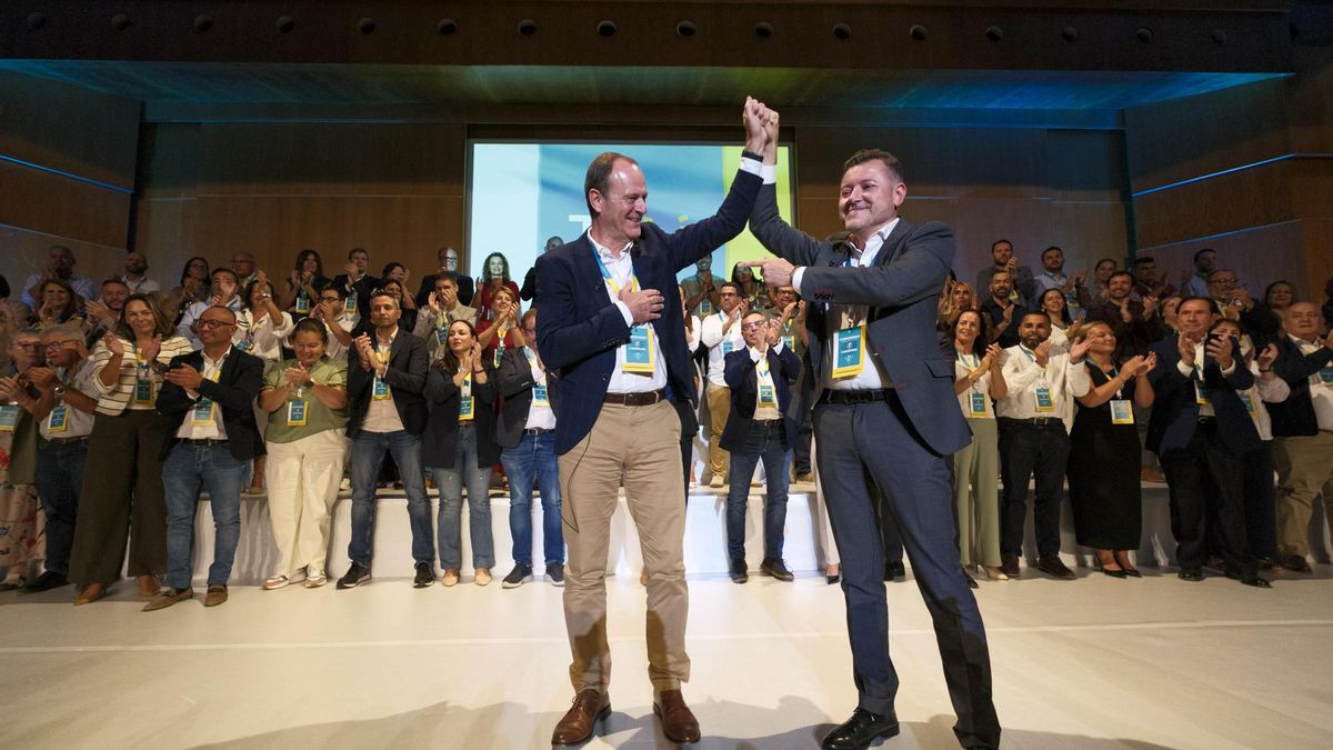 El ya primer presidente de Municipalistas Primero Canarias, Óscar Hernández (i), y el otro gran impulsor de este nuevo partido, Teodoro Sosa (d), durante la clausura del congreso fundacional de este nuevo partido de las islas este sábado, en Las Palmas de Gran Canaria. EFE/ Ángel Medina G.