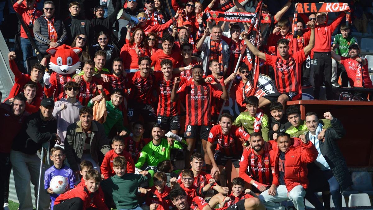 Jugadores del Salerm Puente Genil celebran un triunfo junto a su afición