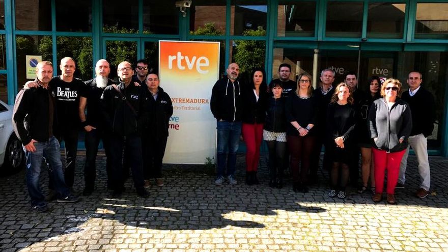 Profesionales de RTVE, vestidos de negro en señal de protesta