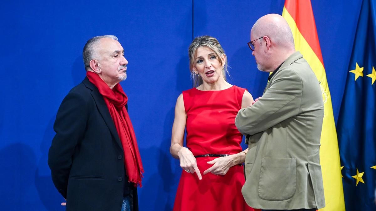 La vicepresidenta Yolanda Díaz junto a los secretarios generales de CCOO, Unai Sordo, y de UGT, Pepe Álvarez.