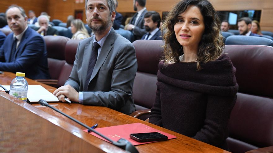 La presidenta de la Comunidad de Madrid, Isabel Díaz Ayuso y el consejero de Presidencia, Justicia y Administración Local, Miguel Ángel García, durante un pleno en la Asamblea de Madrid, a 4 de abril