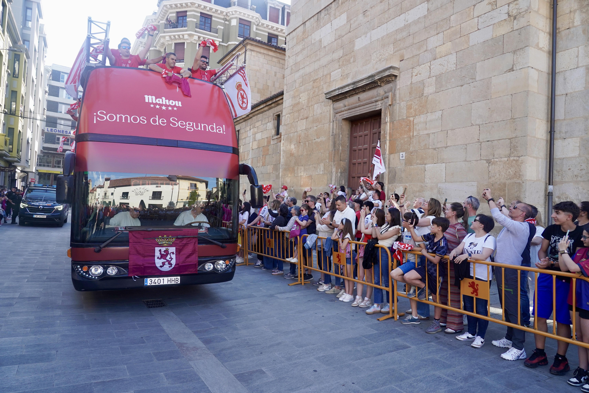 La Cultural recibe el homenaje del Ayuntamiento de León y un baño de masas de aficionados por su ascenso a Segunda
