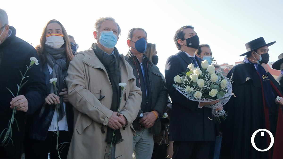 Ofrenda floral en recuerdo de María de los Ángeles García y María Soledad Muñoz