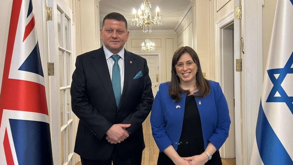 Zaluzhni posa junto a la embajadora de Israel en Reino Unido en una reunión celebrada en diciembre de 2024