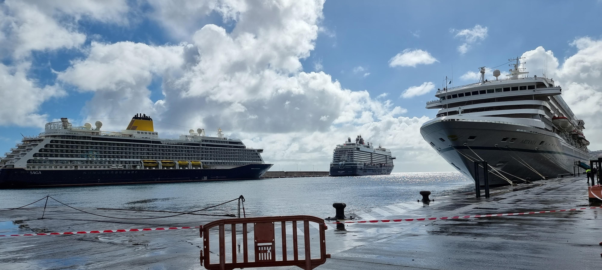 Los buques de crucero 'Mein Schiff 7’  (al fondo), ‘Spirit Discovery’ y ‘Artania’, este lunes, en el Puerto de Santa Cruz de La Palma.