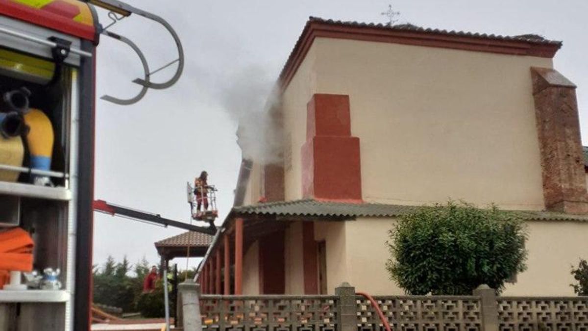 Un incendio afecta a la iglesia de San Andrés de Cimanes de la Vega