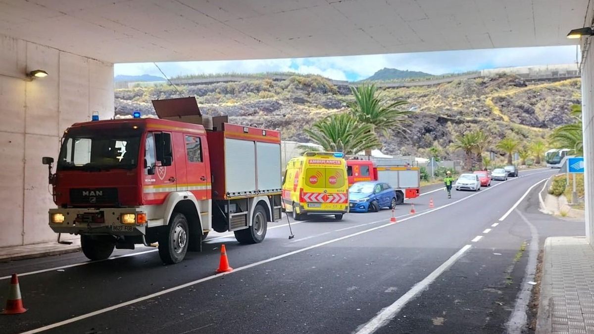 Dos camiones de Bomberos La Palma y una ambulancia del SUC junto a uno de los vehículos del accidente.