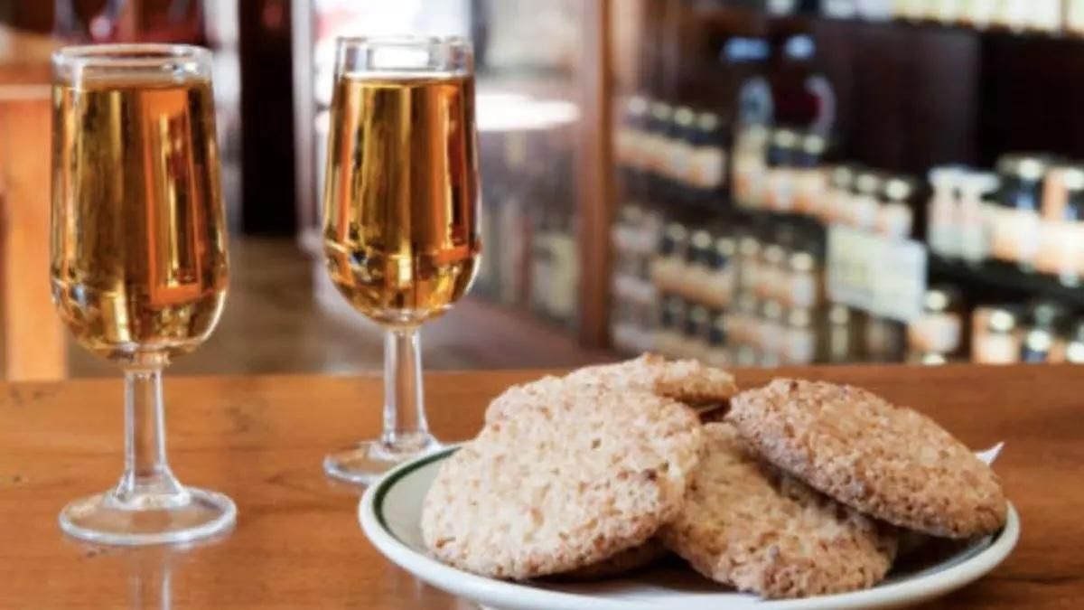 Almendrados y vino malvasía de Fuencaliente.