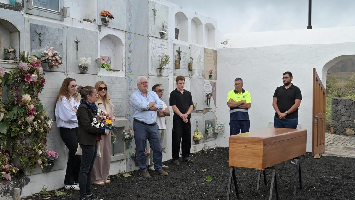 Entierro sin nombre de un joven de 17 años fallecido este fin de semana en El Hierro