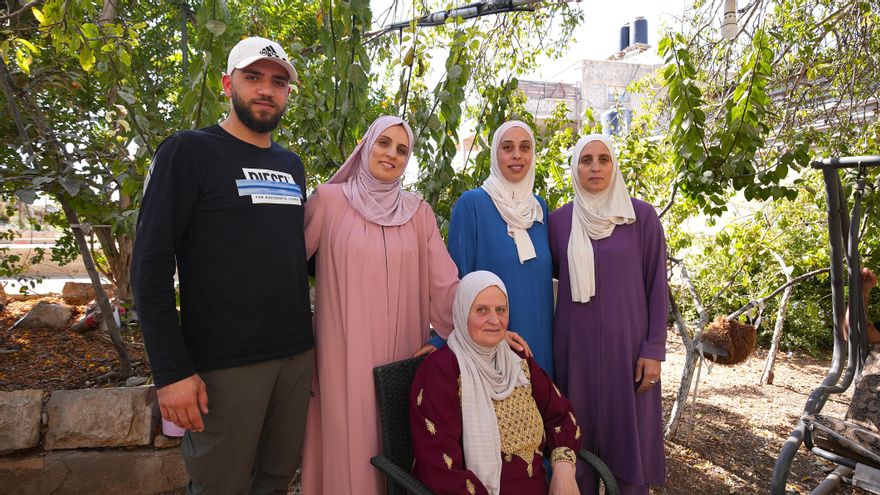 La espera en Cisjordania de los presos palestinos que van a ser liberados por Israel: "Llevamos dos años y medio sin saber nada de él"