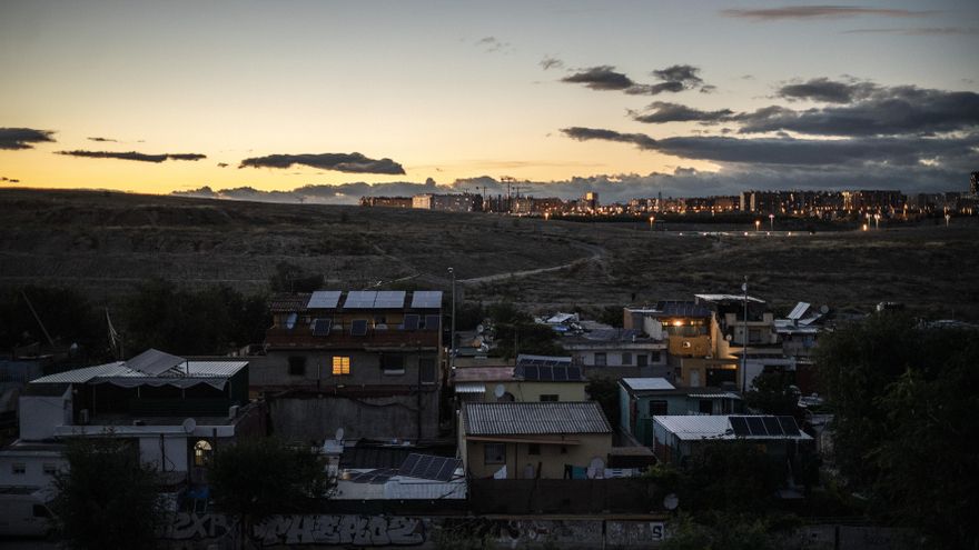 Decenas de placas solares en los tejados del sector 6, minutos antes del anochecer.