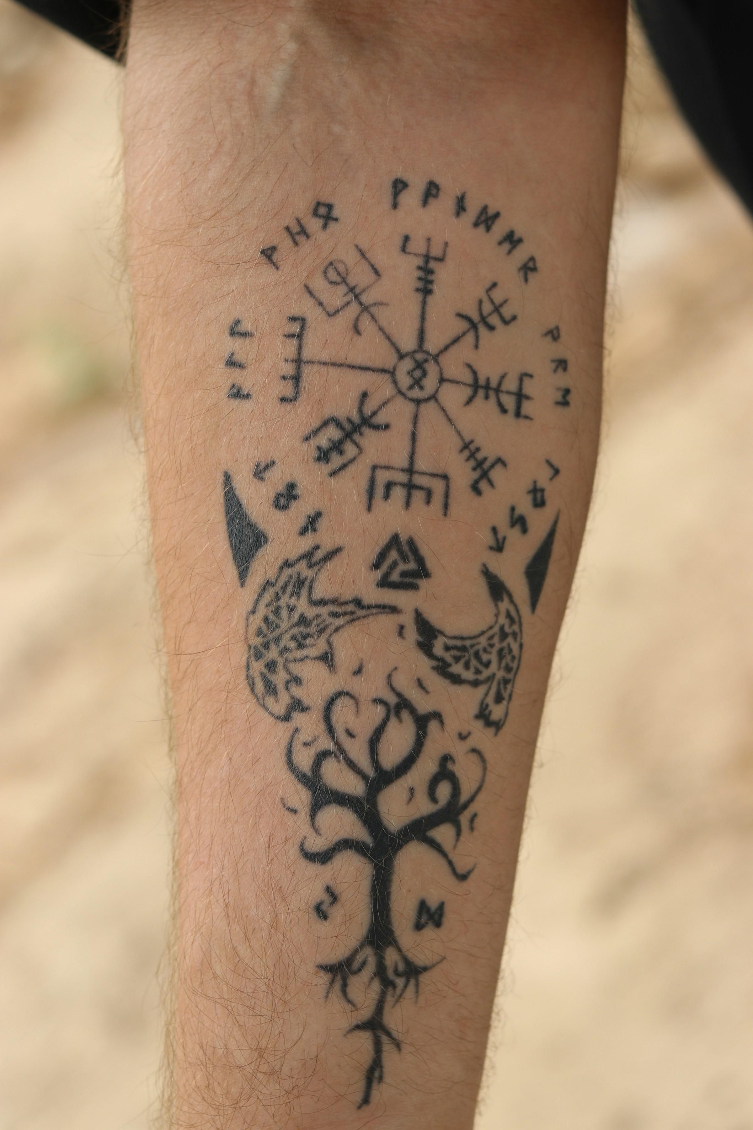 Es uno de los símbolos icónicos más reconocibles de la estética nórdica contemporánea, grabado en colgantes de plata, pulseras de cuero o tatuajes