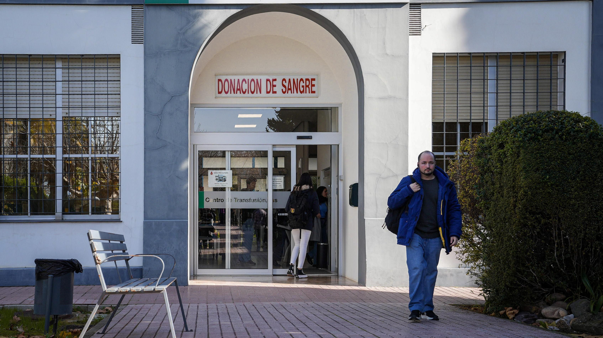 Donantes de sangre acuden al Centro de Transfusión, Tejidos y Células de Córdoba